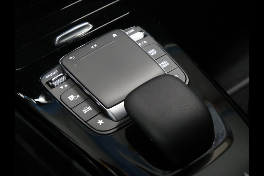 Mercedes-Benz A-Klasse 200 Luxury Line [SFEERVERLICHTING, CAMERA, PDC V+A, CRUISE CONTROL, BLUETOOTH TELEFOON, STOELVERWARMING, TREKHAAK, NAVIGATIE]