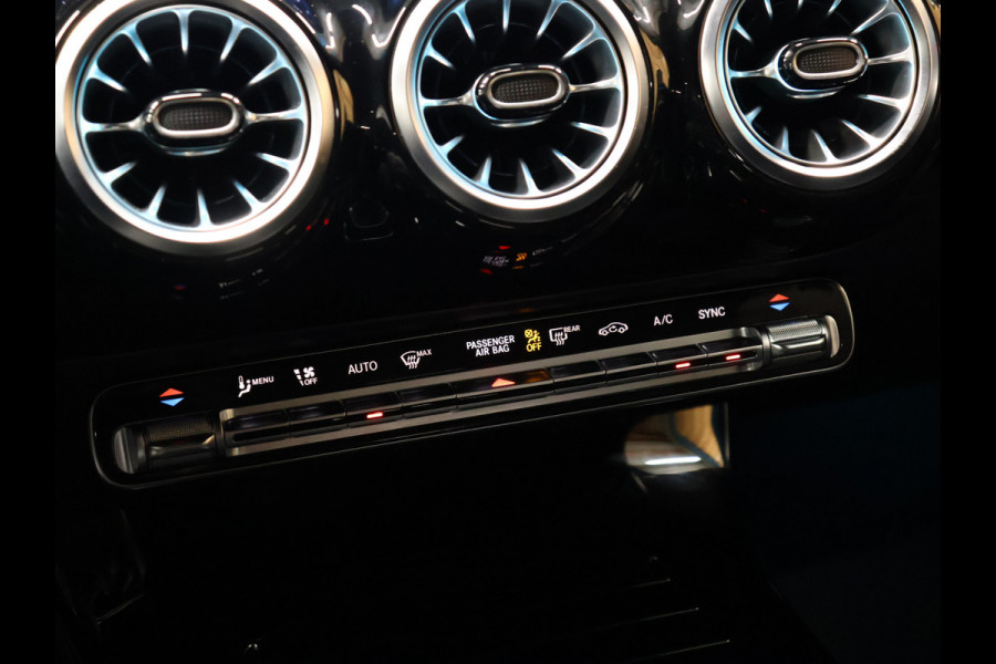 Mercedes-Benz A-Klasse 200 Luxury Line [SFEERVERLICHTING, CAMERA, PDC V+A, CRUISE CONTROL, BLUETOOTH TELEFOON, STOELVERWARMING, TREKHAAK, NAVIGATIE]