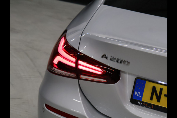 Mercedes-Benz A-Klasse 200 Luxury Line [SFEERVERLICHTING, CAMERA, PDC V+A, CRUISE CONTROL, BLUETOOTH TELEFOON, STOELVERWARMING, TREKHAAK, NAVIGATIE]