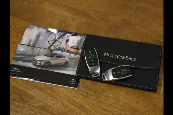 Mercedes-Benz A-Klasse 200 Luxury Line [SFEERVERLICHTING, CAMERA, PDC V+A, CRUISE CONTROL, BLUETOOTH TELEFOON, STOELVERWARMING, TREKHAAK, NAVIGATIE]