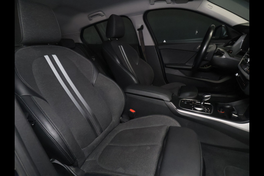 BMW 1-serie 118i Executive Edition [APPLE CARPLAY, ANDROID AUTO, PDC V+A, CRUISE CONTROL, AUTOMATISCHE AIRCO, NAVIGATIE, NIEUWSTAAT]