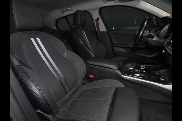 BMW 1-serie 118i Executive Edition [APPLE CARPLAY, ANDROID AUTO, PDC V+A, CRUISE CONTROL, AUTOMATISCHE AIRCO, NAVIGATIE, NIEUWSTAAT]