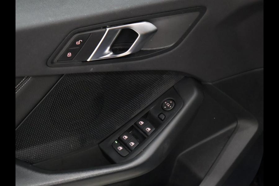 BMW 1-serie 118i Executive Edition [APPLE CARPLAY, ANDROID AUTO, PDC V+A, CRUISE CONTROL, AUTOMATISCHE AIRCO, NAVIGATIE, NIEUWSTAAT]