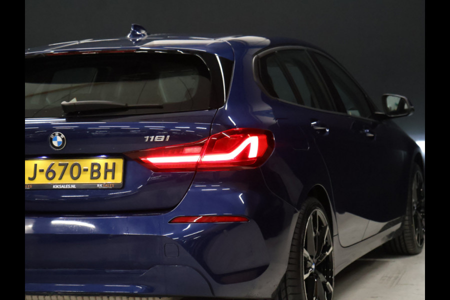 BMW 1-serie 118i Executive Edition [APPLE CARPLAY, ANDROID AUTO, PDC V+A, CRUISE CONTROL, AUTOMATISCHE AIRCO, NAVIGATIE, NIEUWSTAAT]