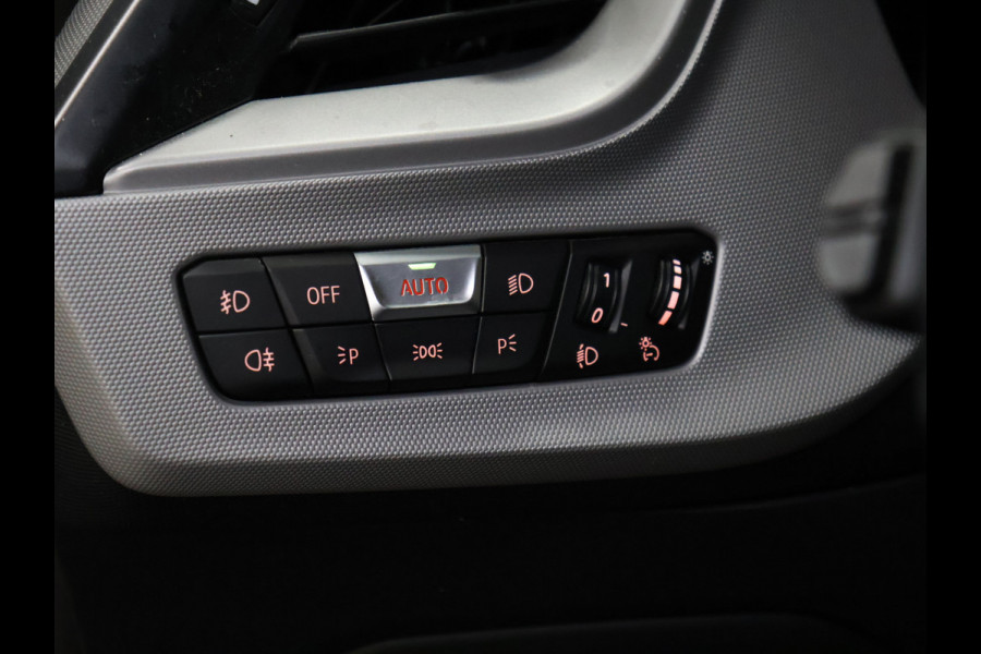 BMW 1-serie 118i Executive Edition [APPLE CARPLAY, ANDROID AUTO, PDC V+A, CRUISE CONTROL, AUTOMATISCHE AIRCO, NAVIGATIE, NIEUWSTAAT]