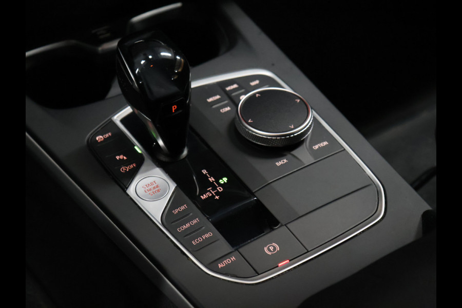 BMW 1-serie 118i Executive Edition [APPLE CARPLAY, ANDROID AUTO, PDC V+A, CRUISE CONTROL, AUTOMATISCHE AIRCO, NAVIGATIE, NIEUWSTAAT]