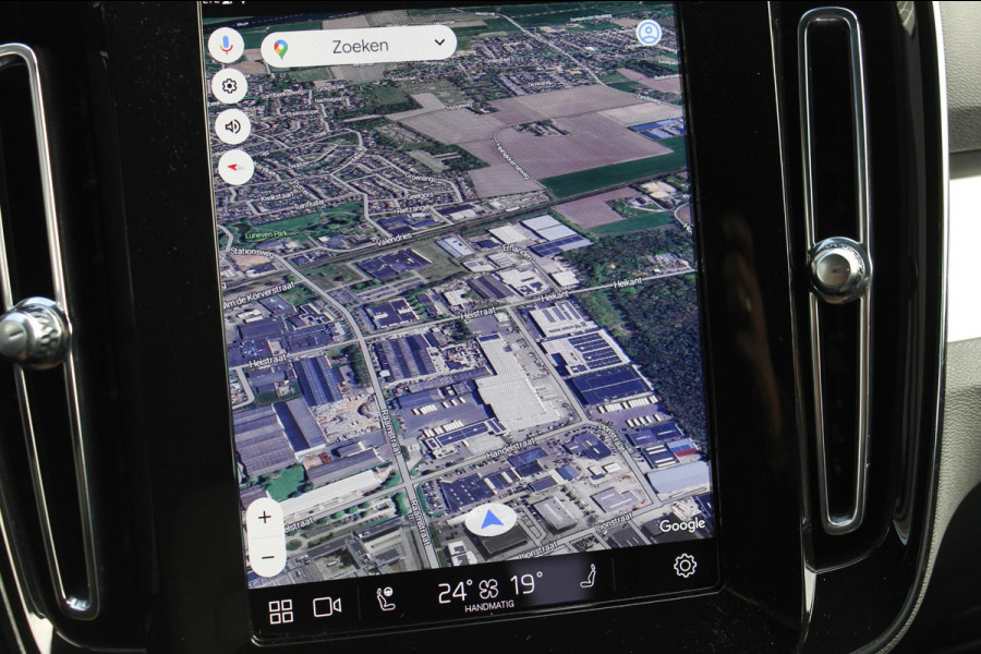 Volvo XC40 2.0 B4 Plus Dark Google Infotainment / Semi elektrisch wegklapbare trekhaak / Verwarmbare voorruit / Harman Kardon Audio installatie / Elektrisch bedienbare voorstoelen