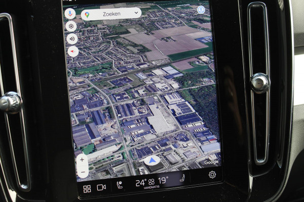 Volvo XC40 2.0 B4 Plus Dark Google Infotainment / Semi elektrisch wegklapbare trekhaak / Verwarmbare voorruit / Harman Kardon Audio installatie / Elektrisch bedienbare voorstoelen