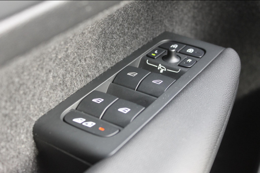 Volvo XC40 2.0 B4 Plus Dark Google Infotainment / Semi elektrisch wegklapbare trekhaak / Verwarmbare voorruit / Harman Kardon Audio installatie / Elektrisch bedienbare voorstoelen