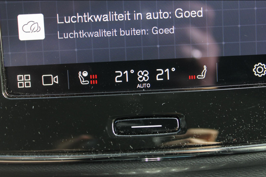 Volvo XC40 2.0 B4 Plus Dark Google Infotainment / Semi elektrisch wegklapbare trekhaak / Verwarmbare voorruit / Harman Kardon Audio installatie / Elektrisch bedienbare voorstoelen