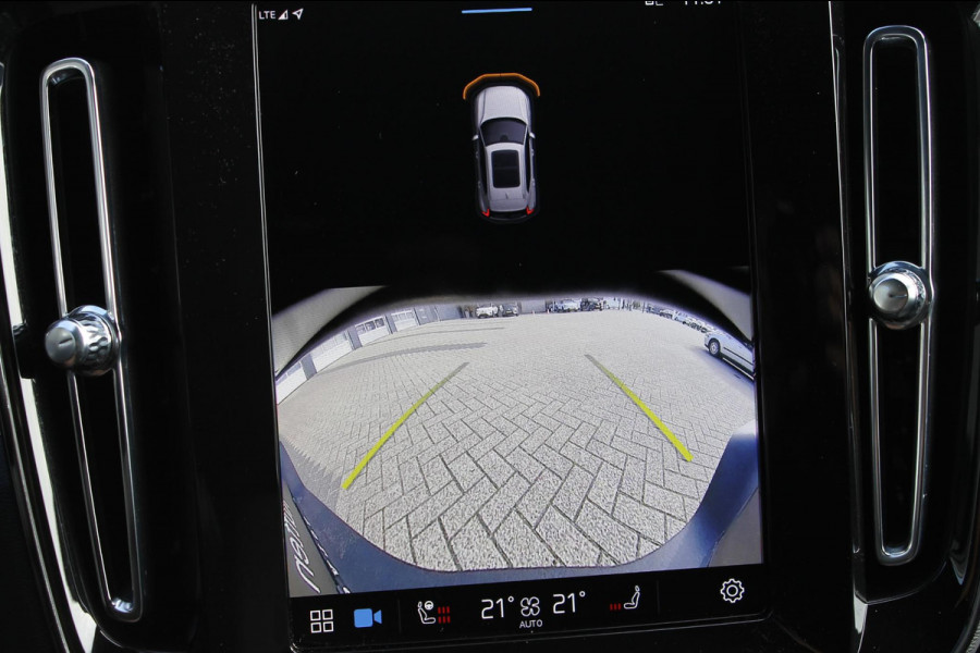 Volvo XC40 2.0 B4 Plus Dark Google Infotainment / Semi elektrisch wegklapbare trekhaak / Verwarmbare voorruit / Harman Kardon Audio installatie / Elektrisch bedienbare voorstoelen