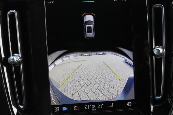 Volvo XC40 2.0 B4 Plus Dark Google Infotainment / Semi elektrisch wegklapbare trekhaak / Verwarmbare voorruit / Harman Kardon Audio installatie / Elektrisch bedienbare voorstoelen