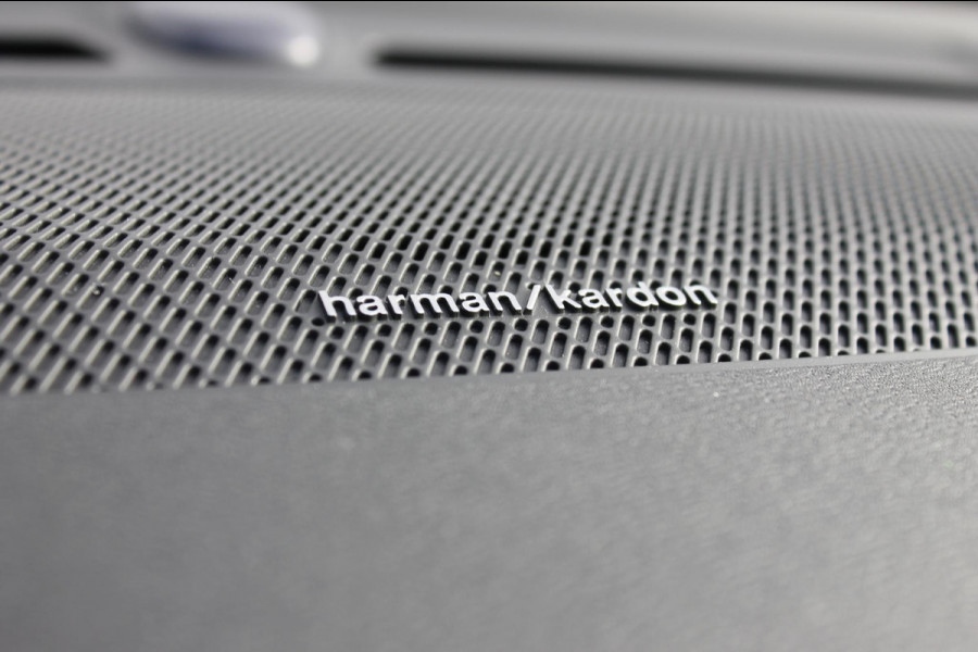 Volvo XC40 2.0 B4 Plus Dark Google Infotainment / Semi elektrisch wegklapbare trekhaak / Verwarmbare voorruit / Harman Kardon Audio installatie / Elektrisch bedienbare voorstoelen