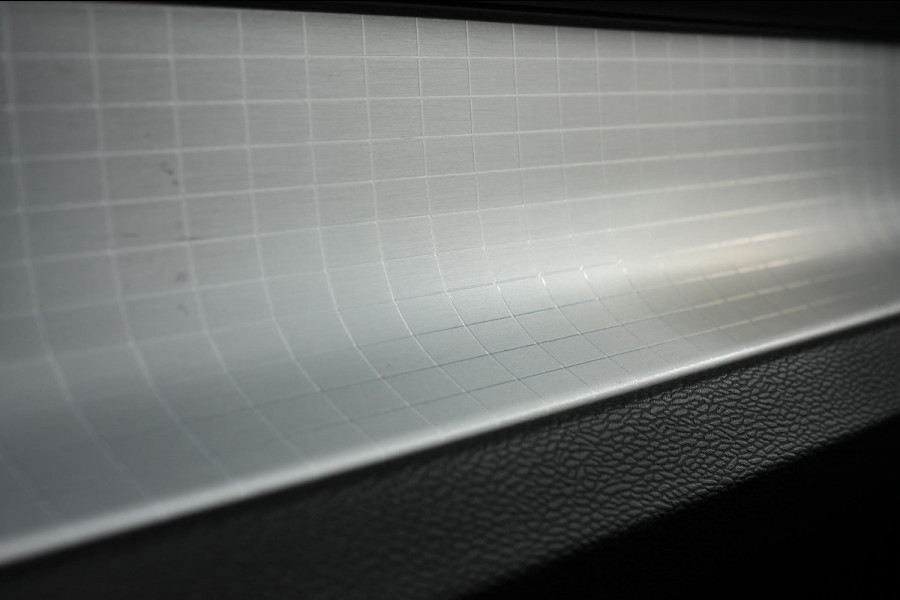 Volvo XC40 2.0 B4 Plus Dark Google Infotainment / Semi elektrisch wegklapbare trekhaak / Verwarmbare voorruit / Harman Kardon Audio installatie / Elektrisch bedienbare voorstoelen