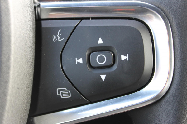 Volvo XC40 2.0 B4 Plus Dark Google Infotainment / Semi elektrisch wegklapbare trekhaak / Verwarmbare voorruit / Harman Kardon Audio installatie / Elektrisch bedienbare voorstoelen