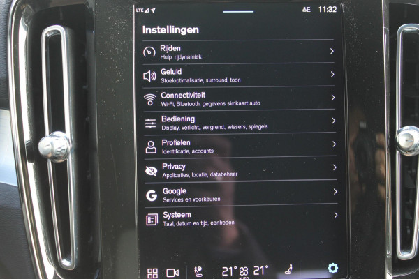 Volvo XC40 2.0 B4 Plus Dark Google Infotainment / Semi elektrisch wegklapbare trekhaak / Verwarmbare voorruit / Harman Kardon Audio installatie / Elektrisch bedienbare voorstoelen