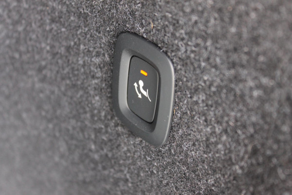 Volvo XC40 2.0 B4 Plus Dark Google Infotainment / Semi elektrisch wegklapbare trekhaak / Verwarmbare voorruit / Harman Kardon Audio installatie / Elektrisch bedienbare voorstoelen