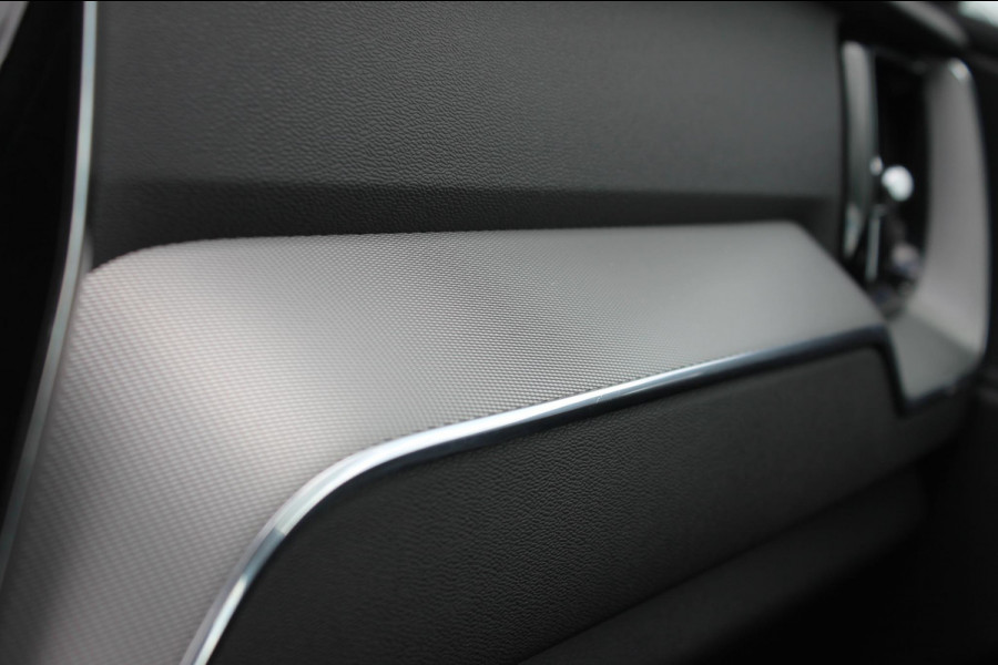Volvo XC60 T6 350PK Long Range Plug-in hybrid AWD Plus Bright Panoramisch schuif-kanteldak / Google infotainment / Lederen bekleding / Parkeersensoren voor en achter met parkeercamera / Road Sign information / Cruise Control
