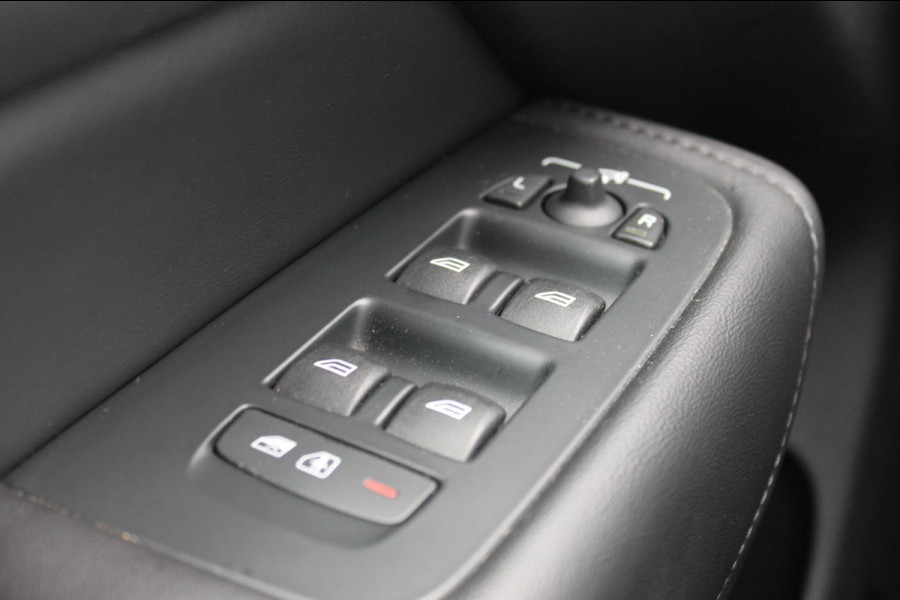 Volvo XC60 T6 350PK Long Range Plug-in hybrid AWD Plus Bright Panoramisch schuif-kanteldak / Google infotainment / Lederen bekleding / Parkeersensoren voor en achter met parkeercamera / Road Sign information / Cruise Control