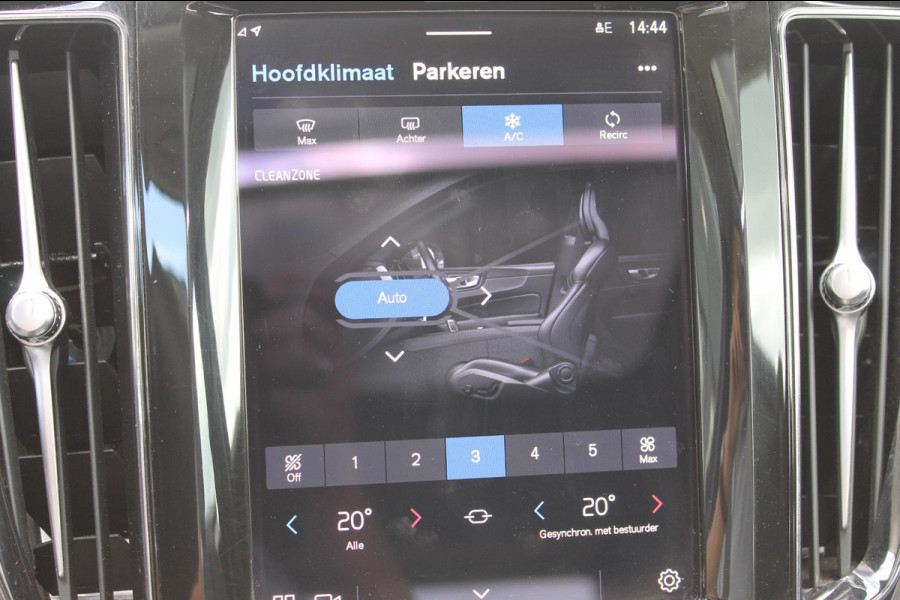 Volvo XC60 T6 350PK Long Range Plug-in hybrid AWD Plus Bright Panoramisch schuif-kanteldak / Google infotainment / Lederen bekleding / Parkeersensoren voor en achter met parkeercamera / Road Sign information / Cruise Control