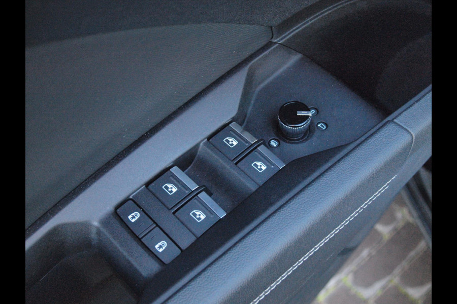 Audi Q4 e-tron 40 Launch edition S Competition 77 kWh | 2X S-Line | Panoramadak | Camera | Sonos | Sfeerverlichting |