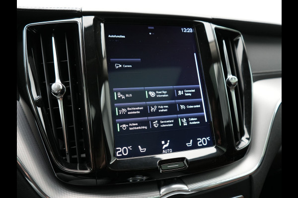 Volvo XC60 T8 Twin Engine AWD Inscription Plug In Hybrid 391pk Dealer O.H. PHEV | Trekhaak Af Fabriek | Panodak | Adaptive Cruise | Camera | Harman & Kardon | Lederen Sportstoelen Memory & Verwarmd | 19"L.M | Apple Carplay | Blis | Navigatie | DAB |