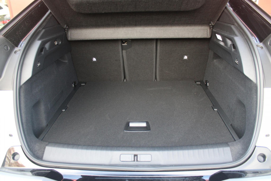Peugeot E-3008 GT 325PK LAUNCH EDITION DUAL MOTOR 73KWH | PANORAMISCH SCHUIF / KANTELDAK | PREMIUM HIFI FOCAL | LEDEREN BEKLEDING NAPPA | ELEKTRISCH VERSTELBARE VOOR STOELEN, MET GEHEUGENFUNCTIE OP BESTUURDERSSTOEL | STOEL VERWARMING | STOEL MASAGE | STOEL VENTILATIE | ACHTERBANK VERWARMING | STUUR VERWARMING | WARMTE POMP | ALARM SYSTEEM | DRAADLOOS APPLE CARPLAY / ANDROID AUTO | DRAADLOZE TELEFOONLADER | VISIOPARK 360° HD CAMERA'S | DRIVE ASSIST 2.0 SEMI-AUTONOOMRIJDEN |