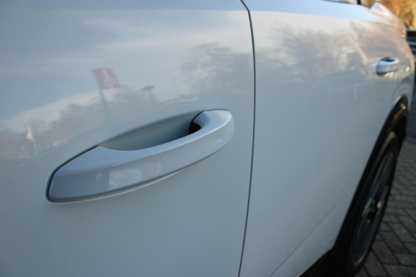 Peugeot E-3008 GT 325PK LAUNCH EDITION DUAL MOTOR 73KWH | PANORAMISCH SCHUIF / KANTELDAK | PREMIUM HIFI FOCAL | LEDEREN BEKLEDING NAPPA | ELEKTRISCH VERSTELBARE VOOR STOELEN, MET GEHEUGENFUNCTIE OP BESTUURDERSSTOEL | STOEL VERWARMING | STOEL MASAGE | STOEL VENTILATIE | ACHTERBANK VERWARMING | STUUR VERWARMING | WARMTE POMP | ALARM SYSTEEM | DRAADLOOS APPLE CARPLAY / ANDROID AUTO | DRAADLOZE TELEFOONLADER | VISIOPARK 360° HD CAMERA'S | DRIVE ASSIST 2.0 SEMI-AUTONOOMRIJDEN |