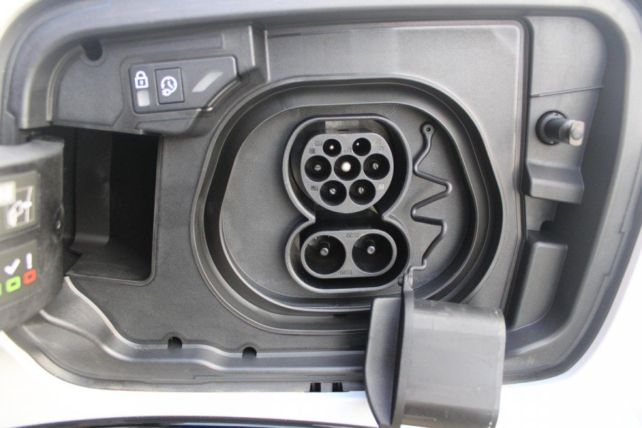 Peugeot E-3008 GT 325PK LAUNCH EDITION DUAL MOTOR 73KWH | PANORAMISCH SCHUIF / KANTELDAK | PREMIUM HIFI FOCAL | LEDEREN BEKLEDING NAPPA | ELEKTRISCH VERSTELBARE VOOR STOELEN, MET GEHEUGENFUNCTIE OP BESTUURDERSSTOEL | STOEL VERWARMING | STOEL MASAGE | STOEL VENTILATIE | ACHTERBANK VERWARMING | STUUR VERWARMING | WARMTE POMP | ALARM SYSTEEM | DRAADLOOS APPLE CARPLAY / ANDROID AUTO | DRAADLOZE TELEFOONLADER | VISIOPARK 360° HD CAMERA'S | DRIVE ASSIST 2.0 SEMI-AUTONOOMRIJDEN |