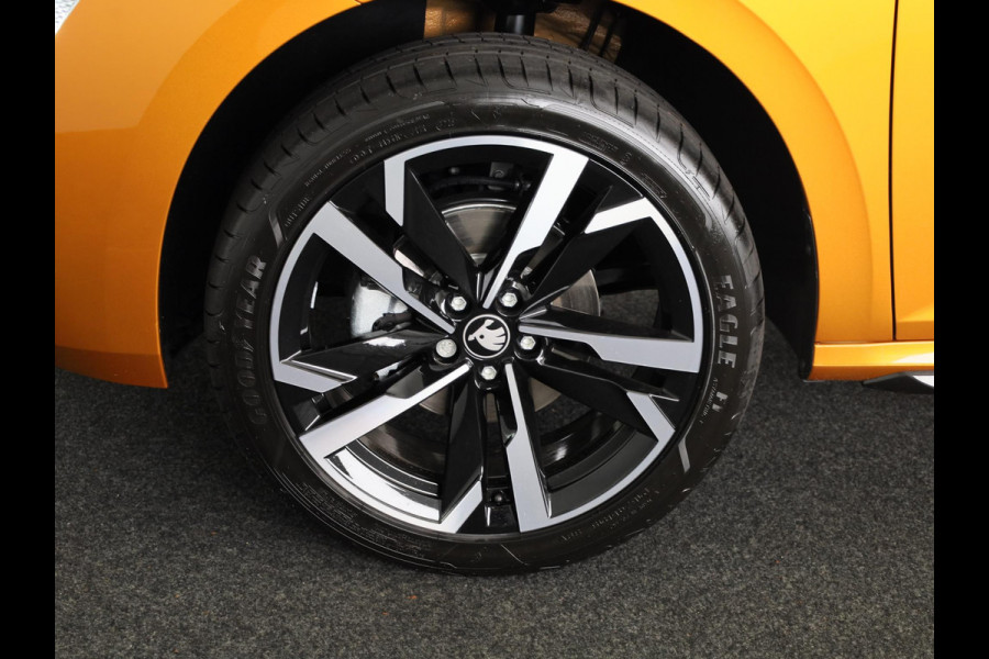 Škoda Kamiq Monte Carlo 1.0 TSI 115pk DSG-7 | 18 inch | Blind Spot | Navigatie | Adaptive Cruise | Panoramadak | Stoelverwarming |