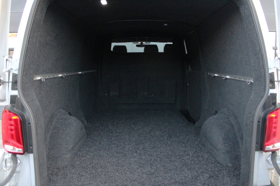 Volkswagen Transporter 2.0 TDI L2H1 28 Bulli 150pk - 20 Inch - Camera - Trekhaak - Leder - ACC - LED - Rijklaar