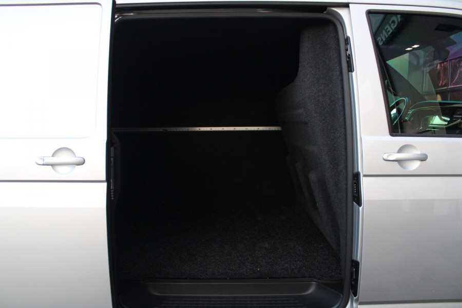 Volkswagen Transporter 2.0 TDI L2H1 28 Bulli 150pk - 20 Inch - Camera - Trekhaak - Leder - ACC - LED - Rijklaar