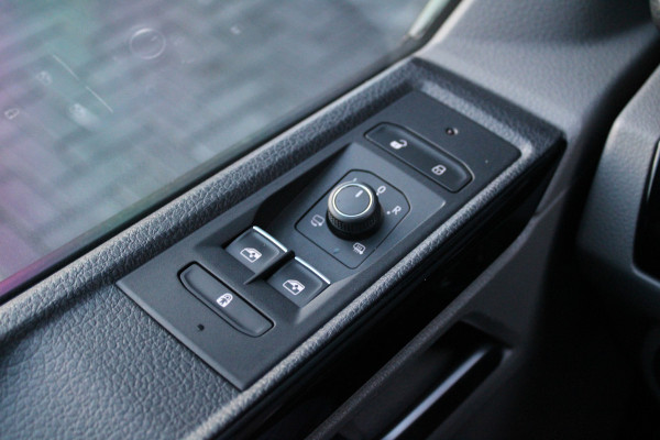 Volkswagen Transporter 2.0 TDI L2H1 28 Bulli 150pk - 20 Inch - Camera - Trekhaak - Leder - ACC - LED - Rijklaar