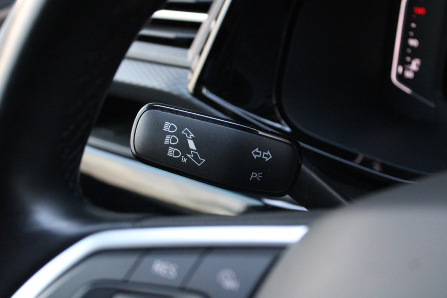 Volkswagen Transporter 2.0 TDI L2H1 28 Bulli 150pk - 20 Inch - Camera - Trekhaak - Leder - ACC - LED - Rijklaar