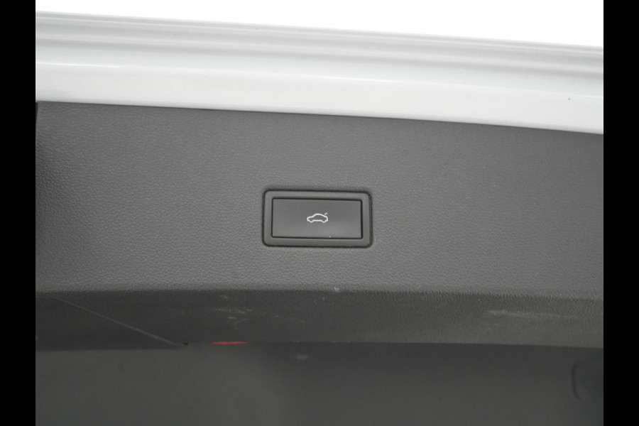 Volkswagen T-Roc 1.5 TSI 150pk DSG Sport Business R Panorama Camera Acc Side/Laneassist Carplay Beats