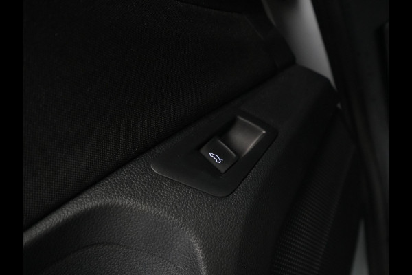 Volkswagen T-Roc 1.5 TSI 150pk DSG Sport Business R Panorama Camera Acc Side/Laneassist Carplay Beats