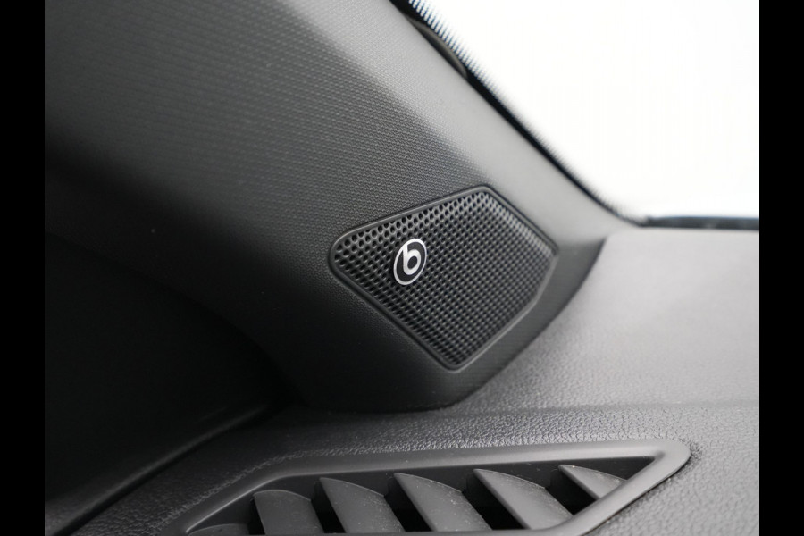 Volkswagen T-Roc 1.5 TSI 150pk DSG Sport Business R Panorama Camera Acc Side/Laneassist Carplay Beats