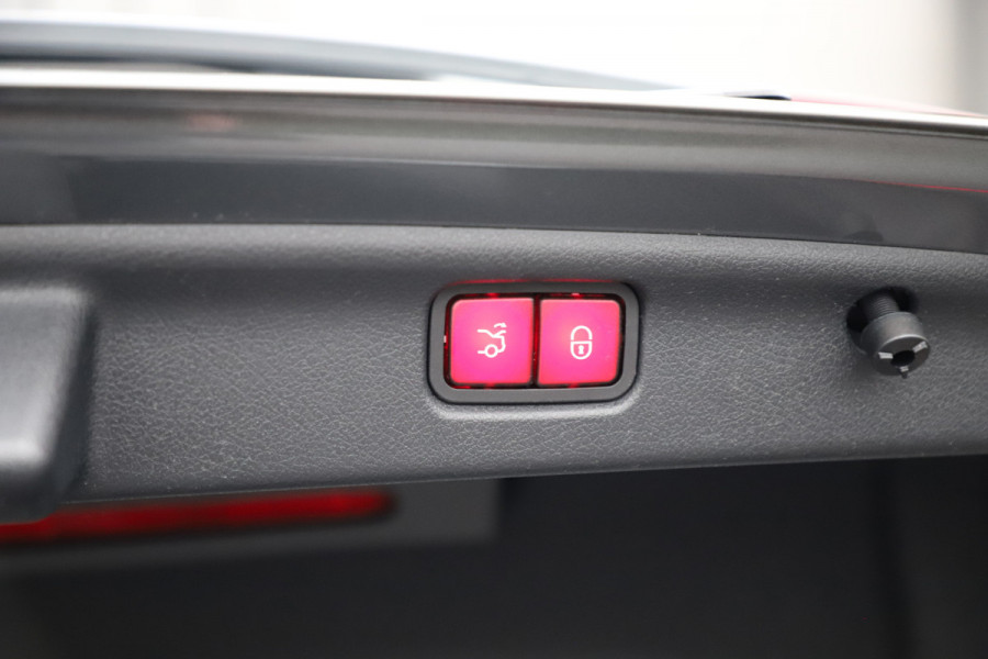 Mercedes-Benz C-Klasse 200 AMG Launch Edition | 204PK | Head-up | Keyless-go | Burmester | Sfeerverlichting | Memory | Leder | Pano | Trekhaak | NL-Aut