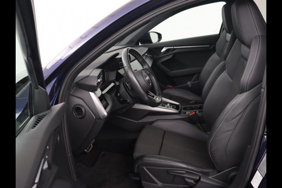 Audi A3 35 TFSI S edition | Panoramadak | Virtual Cockpit | Full LED | Carplay | Sportstoelen | Half leder | Navigatie | Climate control | Parkeerhulp | Bluetooth