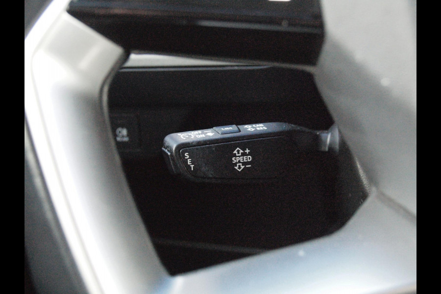 Audi Q4 e-tron 40 Launch edition 77 kWh | Camera | Waterpomp | | Trekhaak | Black Optic | NL-Auto |
