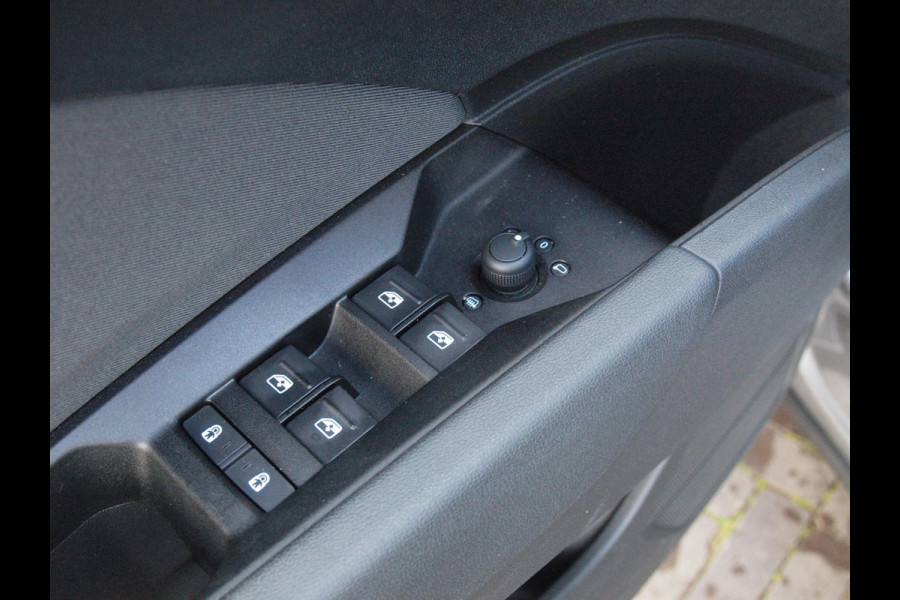 Audi Q4 e-tron 40 Launch edition 77 kWh | Camera | Waterpomp | | Trekhaak | Black Optic | NL-Auto |