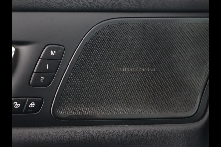 Volvo V60 2.0 T8 Recharge AWD R Design | Panoramadak | Trekhaak | Adaptive cruise | Stoelverwarming | Harman/Kardon | Camera | Carplay | Half leder | Navigatie | Full LED | PHEV | Plug In