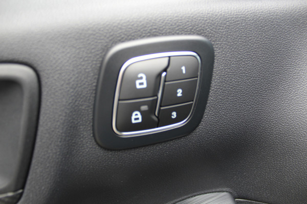 Ford Kuga 2.5-243pk PHEV ST-Line X. Nieuw Model ! Van €. 54.937,- voor €. 43.735,- ! Trekgewicht van 2.100kg ! Elektr. verstelb. AGR stoelen voor, Stoel-, stuur-, voorraam- en achterbank verwarming, Elektr. panorama/schuif-kanteldak , Trekhaak wegklapbaar,