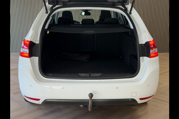 Peugeot 308 SW 1.2 PureTech Allure AUT. PANO TREKHAAK NAVI PARKEERSENSOREN VOOR EN ACHTER CRUISE CONTROL LANE ASSIST