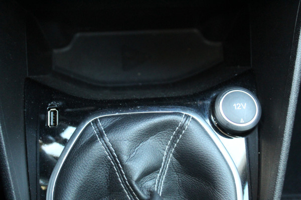 Ford Fiesta 1.0-100pk EcoBoost Titanium 5deurs Mooie en zuinige Ford Fiesta in de luxe Titanium uitvoering. Climate control , Cruise control , Navigatie , Bluetooth