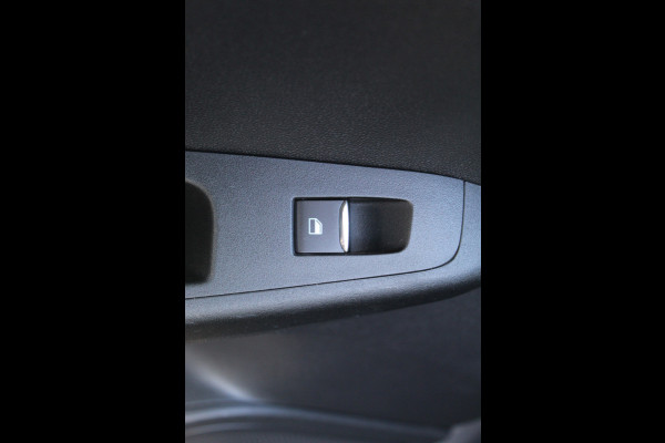 Ford Fiesta 1.0-100pk EcoBoost Titanium 5deurs Mooie en zuinige Ford Fiesta in de luxe Titanium uitvoering. Climate control , Cruise control , Navigatie , Bluetooth