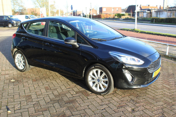Ford Fiesta 1.0-100pk EcoBoost Titanium 5deurs Mooie en zuinige Ford Fiesta in de luxe Titanium uitvoering. Climate control , Cruise control , Navigatie , Bluetooth