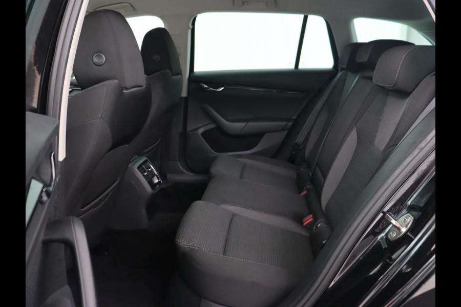 Škoda Octavia 1.0 TSI Business Edition | Carplay | Sfeerverlichting | Navigatie | Full LED | Parkeerhulp | Getint glas | Digital Cockpit