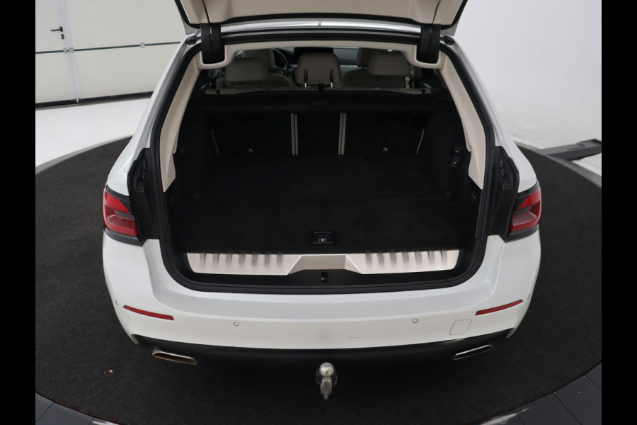 BMW 5 Serie 530e xDrive High Executive | Head-Up | Leder | Adaptive cruise | Stoelverwarming | 360 Camera | Harman/Kardon | Carplay | Live Cockpit | Laserlicht | Navigatie | Parkeerhulp | PHEV | Plug In