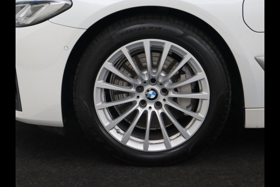 BMW 5 Serie 530e xDrive High Executive | Head-Up | Leder | Adaptive cruise | Stoelverwarming | 360 Camera | Harman/Kardon | Carplay | Live Cockpit | Laserlicht | Navigatie | Parkeerhulp | PHEV | Plug In